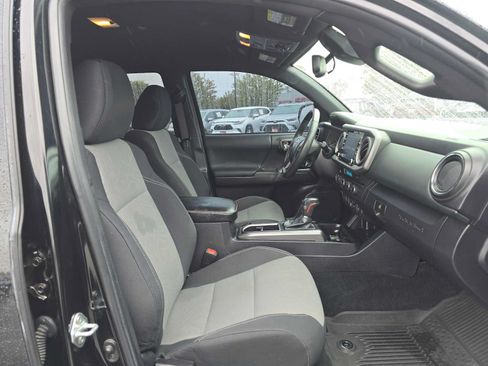 Used 2022 Toyota Tacoma TRD Off-Road w/ Technology Package AWD/4WD image 10