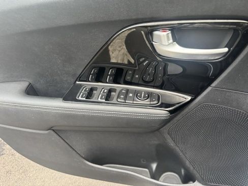 Used 2020 Kia Niro LXS image 12