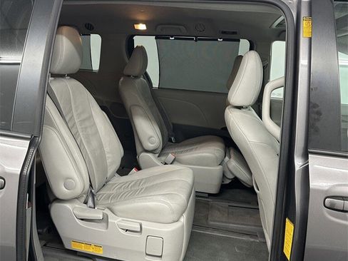 Used 2014 Toyota Sienna XLE image 31