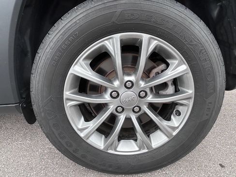 Used 2021 Jeep Cherokee Latitude Plus AWD/4WD image 14
