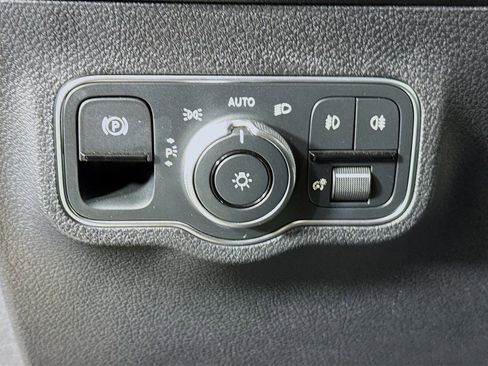 Used 2024 Mercedes-Benz GLB 250 4MATIC image 11