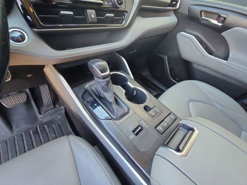 Used 2020 Toyota Highlander XLE image 15