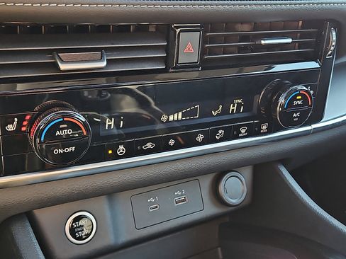 Certified 2022 Nissan Rogue SV w/ SV Premium Package image 16