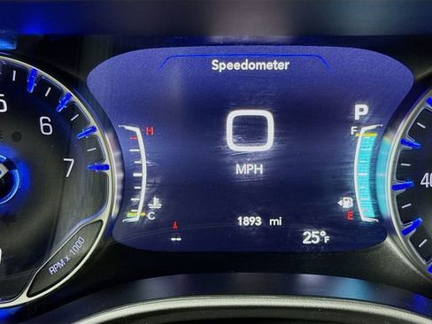 Used 2025 Chrysler Pacifica Select image 11