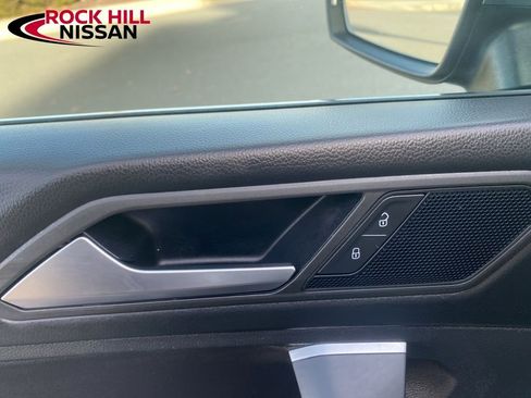 Used 2019 Volkswagen Tiguan SE w/ Panoramic Sunroof Package image 12