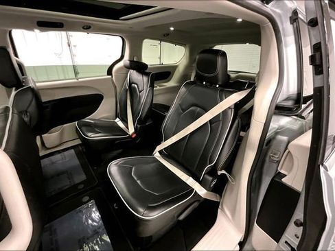 Used 2024 Chrysler Pacifica Limited image 23
