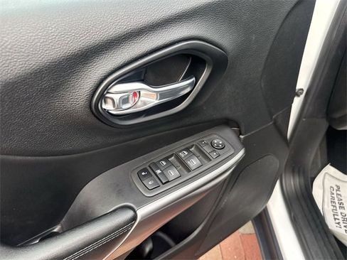 Used 2021 Jeep Cherokee Latitude Plus image 13