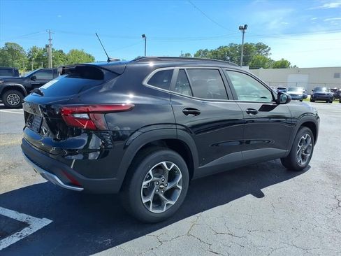 New 2026 Chevrolet Trax LT w/ LT Convenience Package FWD image 3