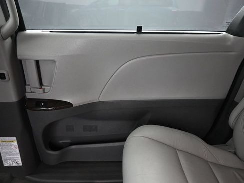 Used 2016 Toyota Sienna XLE FWD image 32