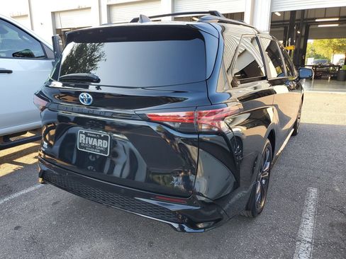 Used 2025 Toyota Sienna XSE FWD image 4