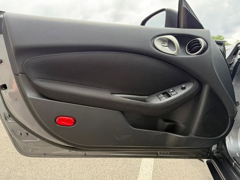 Used 2017 Nissan 370Z Coupe RWD image 18