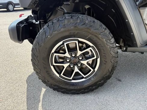 Used 2025 Jeep Wrangler Unlimited Rubicon w/ Convenience Group AWD/4WD image 13