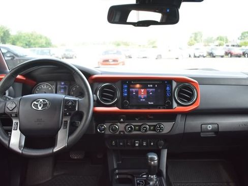 Used 2018 Toyota Tacoma TRD Off-Road w/ Technology Package AWD/4WD image 34