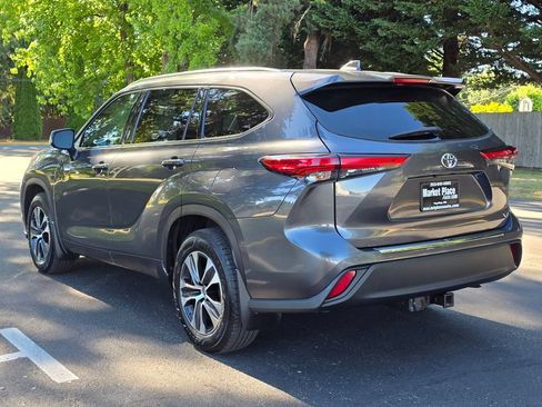 Used 2020 Toyota Highlander XLE AWD/4WD image 4