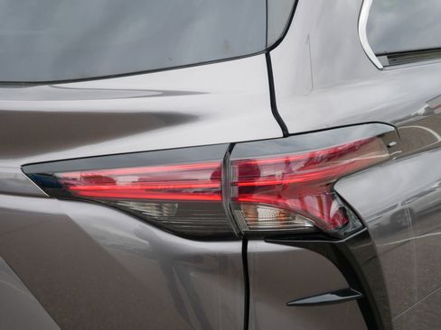 Used 2021 Toyota Sienna XLE w/ XLE Plus Package AWD/4WD image 17