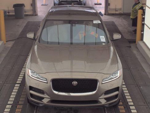 Used 2017 Jaguar F-PACE Prestige image 2