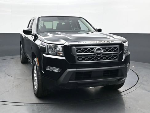 Used 2024 Nissan Frontier SV image 2