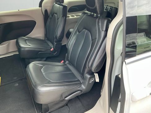Used 2023 Chrysler Pacifica Touring-L FWD image 11