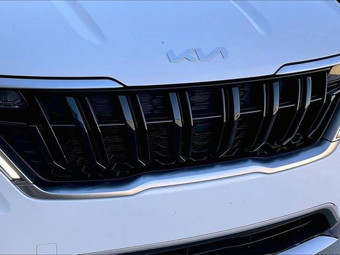 Certified 2024 Kia Carnival LX image 29