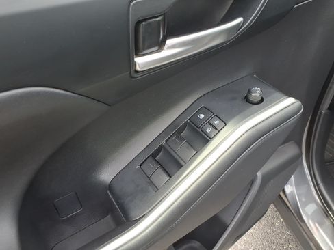 Used 2021 Toyota Highlander XLE AWD/4WD image 19