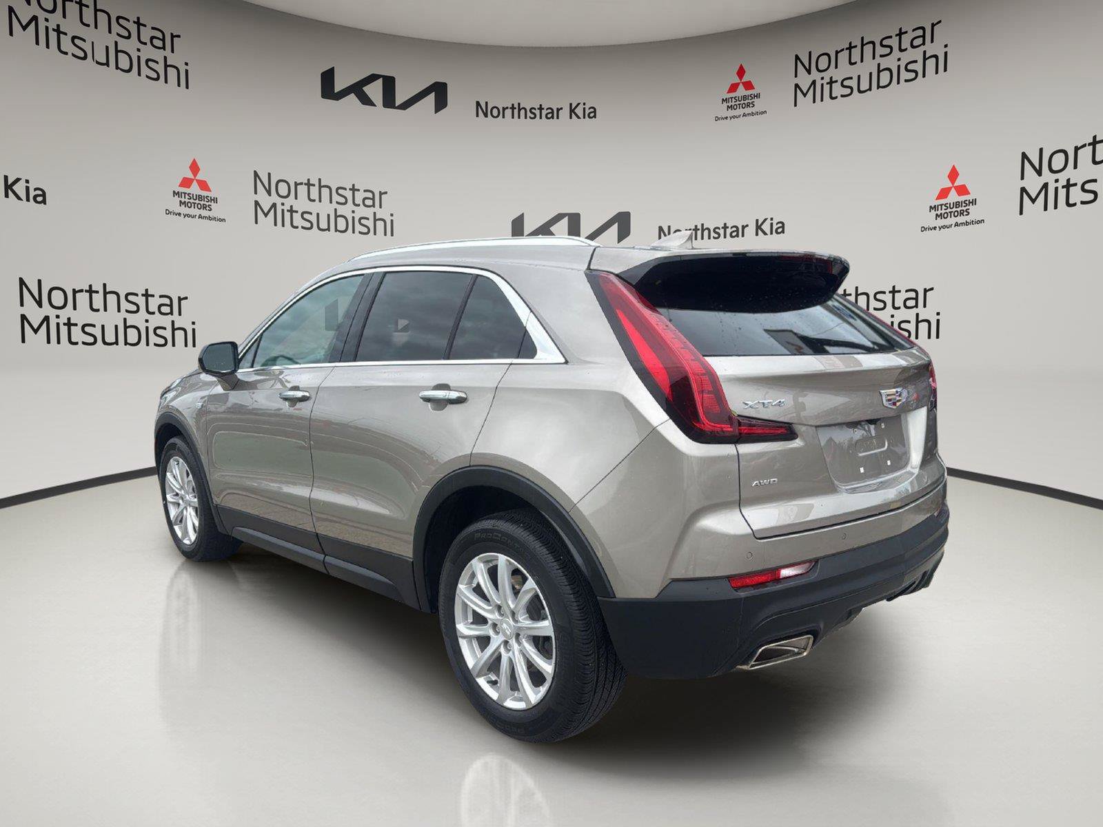 Used 2022 Cadillac XT4 Luxury w/ Cold Weather Package AWD/4WD image 4