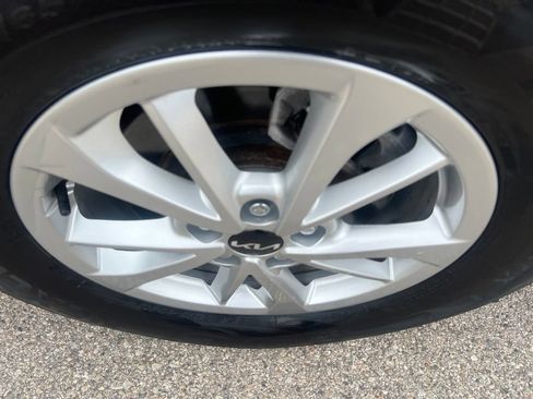Certified 2024 Kia Carnival LX FWD image 38