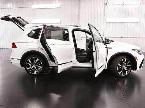 Used 2022 Volkswagen Tiguan SEL R-Line AWD/4WD image 32