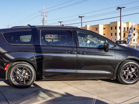 Used 2019 Chrysler Pacifica Touring-L w/ S Appearance Package image 9
