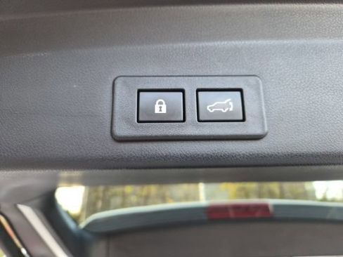 Used 2023 Subaru Ascent Premium w/ Convenience Package image 11