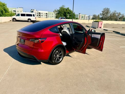 Used 2024 Tesla Model Y Long Range RWD image 38