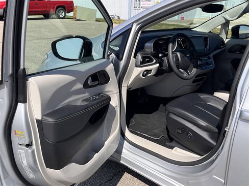 Used 2024 Chrysler Pacifica Touring-L image 16