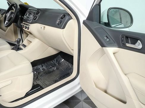 Used 2014 Volkswagen Tiguan SE image 21