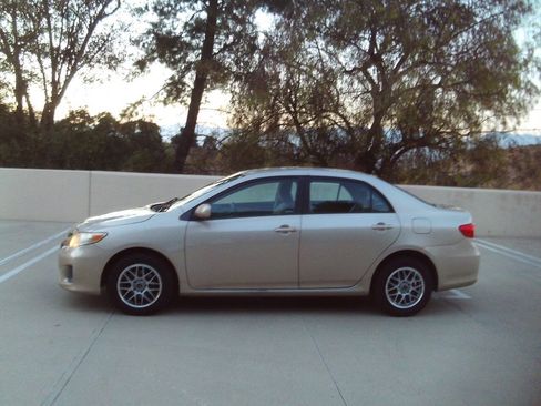 Used 2011 Toyota Corolla LE FWD image 12