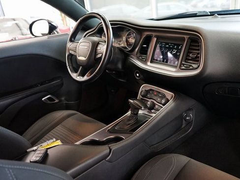 Used 2019 Dodge Challenger SXT image 9