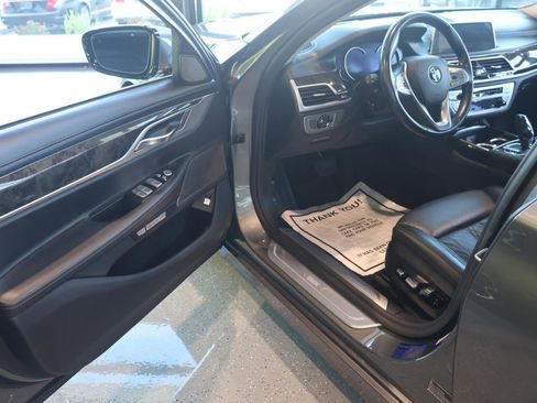 Used 2018 BMW 740i image 32