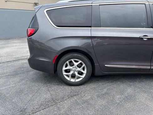Used 2019 Chrysler Pacifica Touring-L Plus FWD image 4