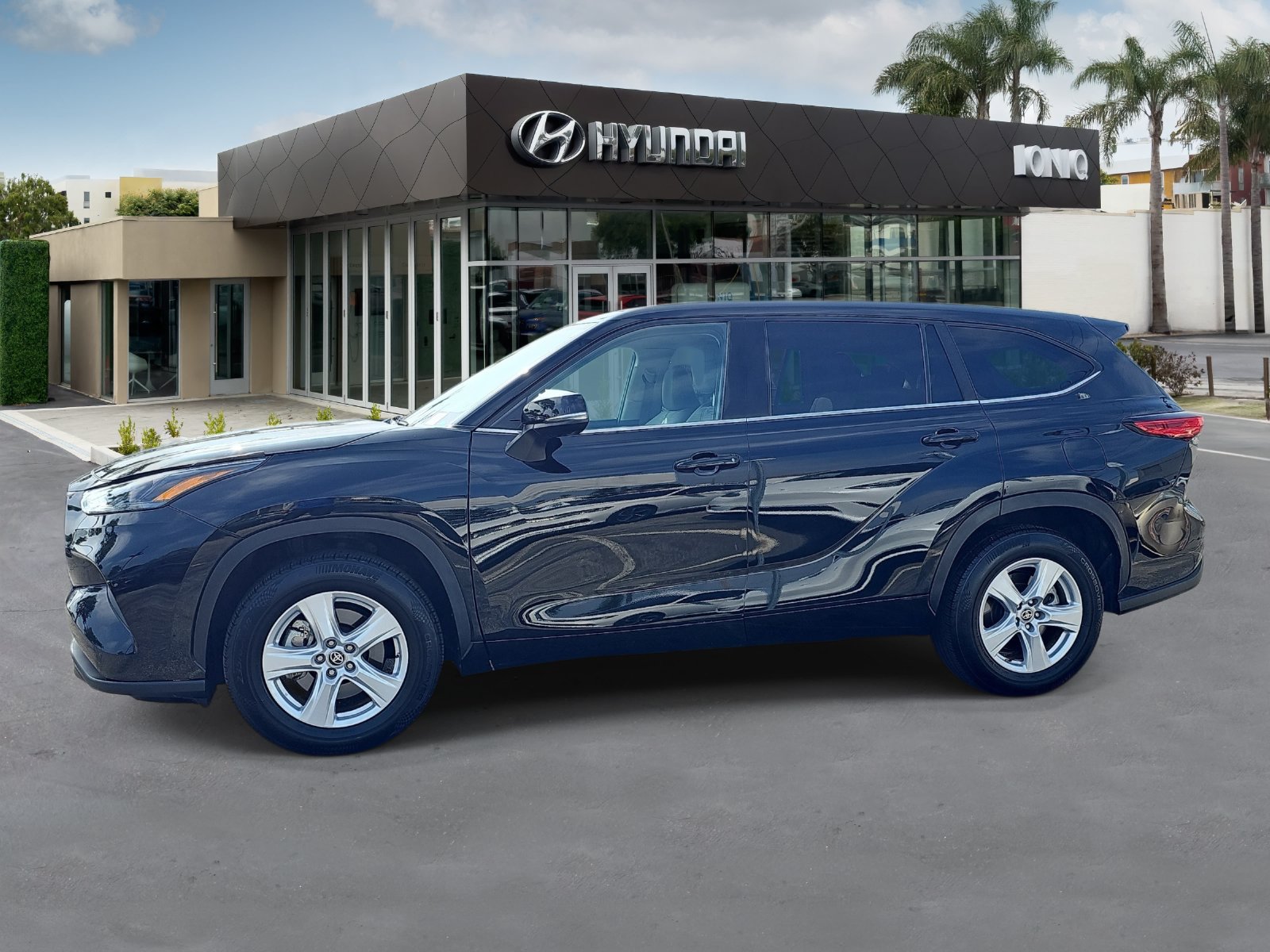 Used 2023 Toyota Highlander L FWD image 6