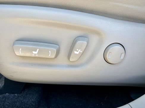 Used 2016 Toyota Prius V image 12