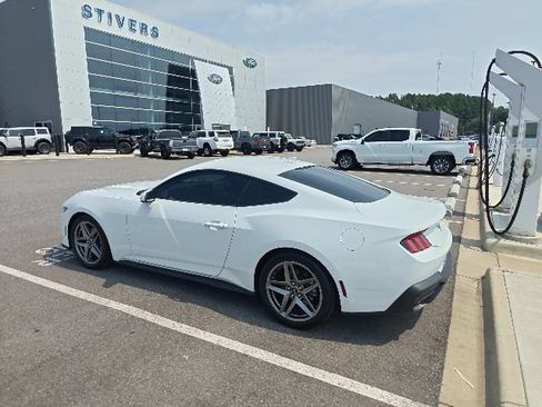 Used 2025 Ford Mustang Coupe RWD image 4
