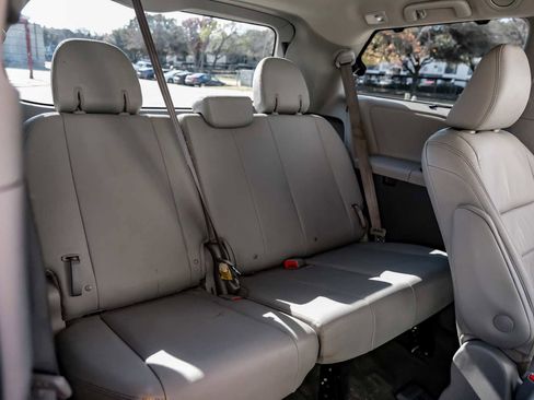 Used 2018 Toyota Sienna XLE image 43