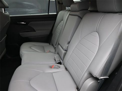 Used 2021 Toyota Highlander XLE image 12
