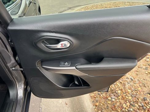 Used 2019 Jeep Cherokee Limited image 21