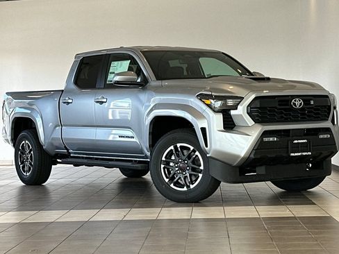 Used 2025 Toyota Tacoma TRD Sport w/ TRD Sport Upgrade Package AWD/4WD image 3
