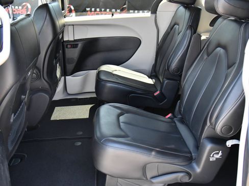 Used 2023 Chrysler Pacifica Touring-L FWD image 38
