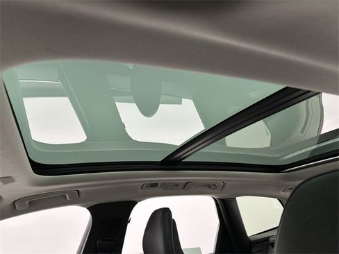 Used 2018 Volvo XC60 T6 Momentum w/ Convenience Package image 22
