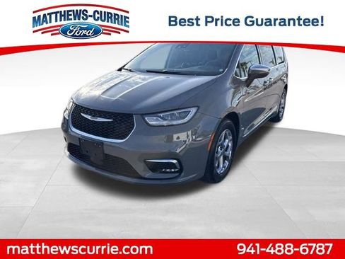 Used 2023 Chrysler Pacifica Limited image 7