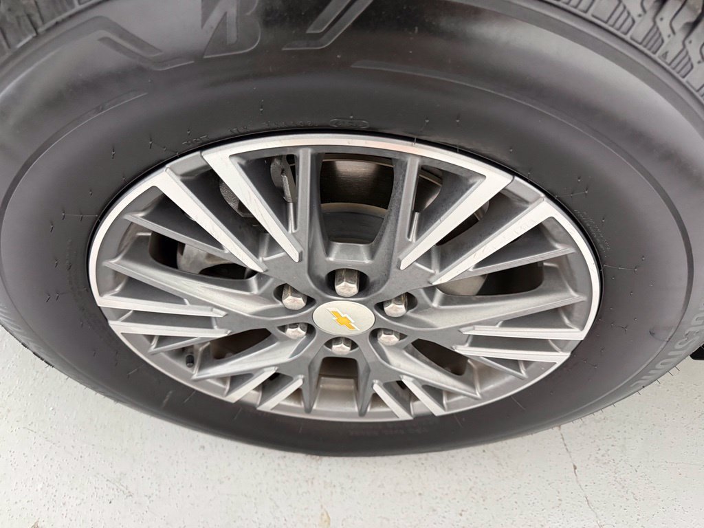 Used 2025 Chevrolet Traverse LT FWD image 9
