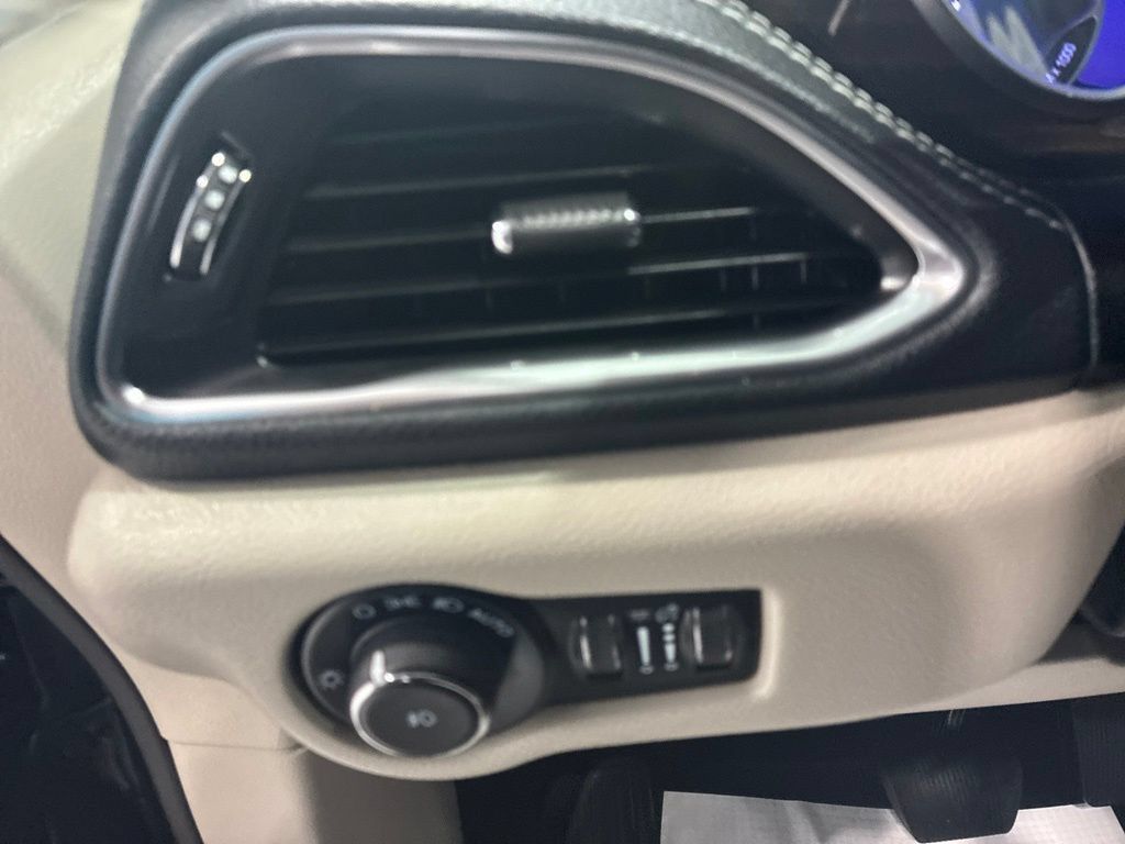 Used 2023 Chrysler Pacifica Limited FWD image 18