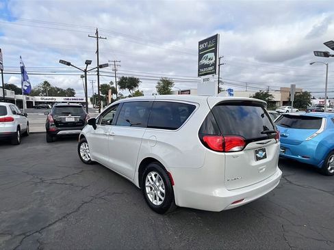 Used 2017 Chrysler Pacifica Touring image 4