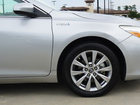Used 2015 Toyota Camry XLE w/ Moonroof Package FWD image 9